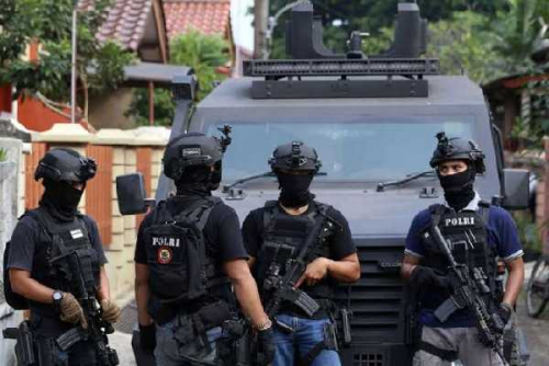 Densus 88 Tangkap Terduga Teroris di Pekanbaru Lalu Amankan Tiga Pucuk Senpi dan Ratusan Peluru di Kuansing
