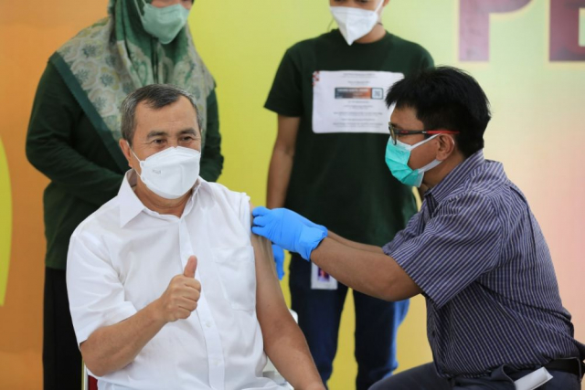 Vaksinasi Booster Dimulai, Gubernur Riau Terima Suntikan Dosis Ketiga