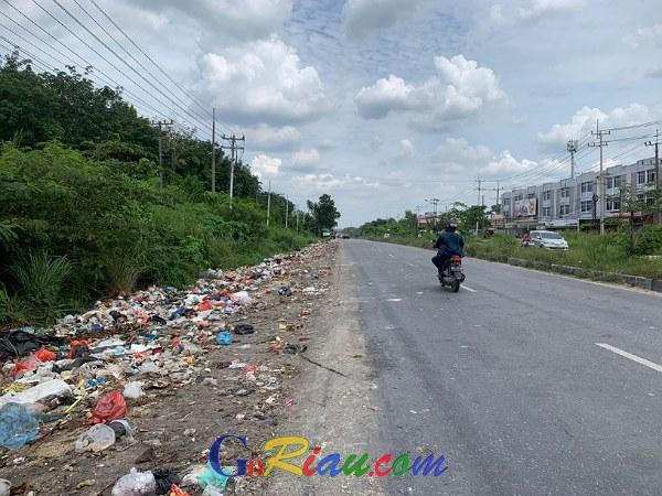 Sampah Berserakan di Median Jalan Air Hitam Pekanbaru Mulai Diangkut