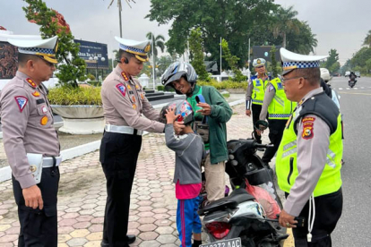 GoRiau Peduli Keselamatan, Dir Lantas Polda Riau Bagikan Helm Kepada Pengendara Pekanbaru