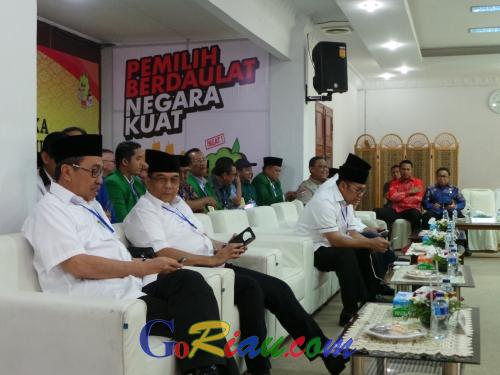Paslon Gubernur dan Wakil Gubernur Riau Duduk Sesuai Urutan Pendaftaran