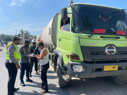 GoRiau Warga Air Molek Hadang Truk Bermuatan Lebih