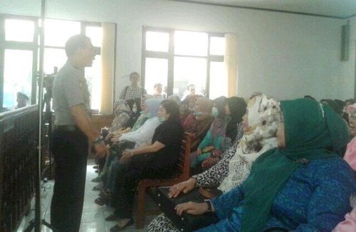 Massa Pendukung RZ Ambil Alih Pengadilan Pekanbaru