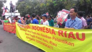 GoRiau Ratusan Mahasiswa Riau Geruduk Kemendagri dan Minta Aparat yang Terlibat Korupsi Ditindak