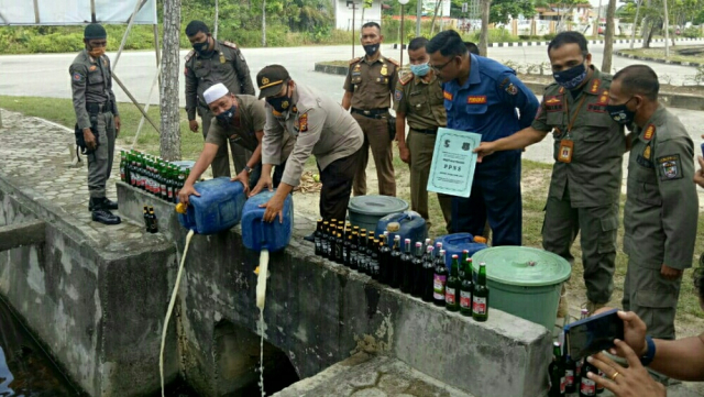 Musnahkan 7 Jerigen Tuak serta Ratusan Botol Miras, Satpol PP Pelalawan Bakal Razia Selama Ramadan