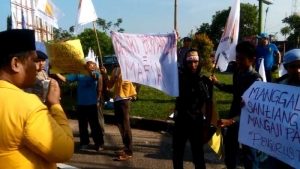 GoRiau Pemuda Tarbiyah Sumbar Demo Menag dan PB Tarbiyah di Bandara
