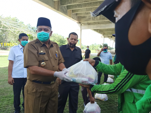 Ramadan Berbagi, Keluarga Besar Dinas PU Tarukim Siak Berikan Sembako untuk BHL Pertamanan