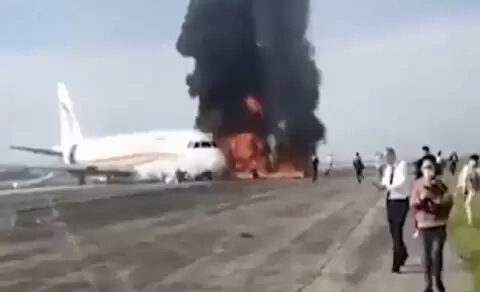 Pesawat Berisi 122 Orang Terbakar Hebat Saat Lepas Landas