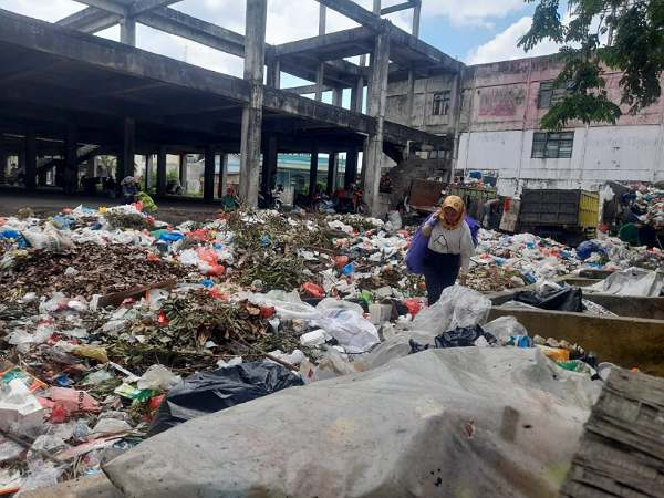 Tumpukan Sampah di Pasar Cik Puan Mulai Ganggu Warga