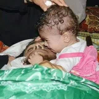 Mengharukan, Balita Palestina Berusaha Bangunkan Ayahnya yang Telah Syahid