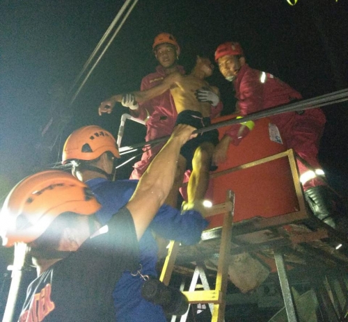 Petugas Damkar Gagalkan Percobaan Bunuh Diri Seorang Pria di Pekanbaru dari Tower Air Setinggi 15 Meter