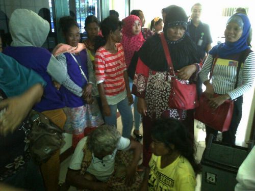 Dipenuhi Anak-anak, Ratusan Warga Desa Rantau Bertuah Kepung PN Siak