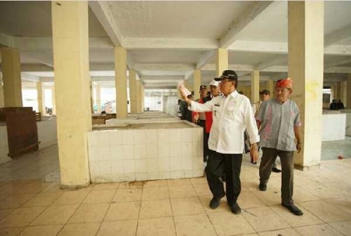 Lihat Kondisi Pasar yang Tak Kunjung Difungsikan, Bupati Inhil Bertandang ke Guntung