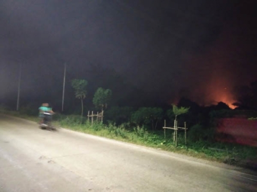 Kobaran Api Terlihat Membakar Lahan di Jalan Lintas Dumai - Pakning