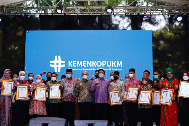 Berhasil Memajukan Koperasi dan UKM di Riau, Gubri Syamsuar Terima Penghargaan dari Kemenkop UKM