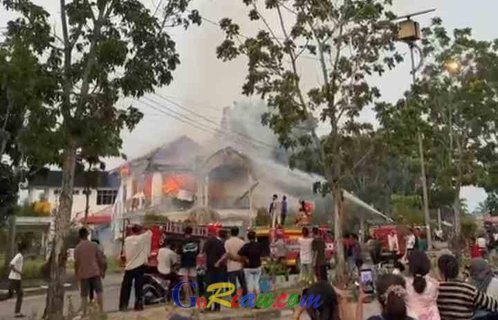 Gedung Eks Samsat Terbakar di Batu Enam Rohil, Tiga Damkar Dikerahkan