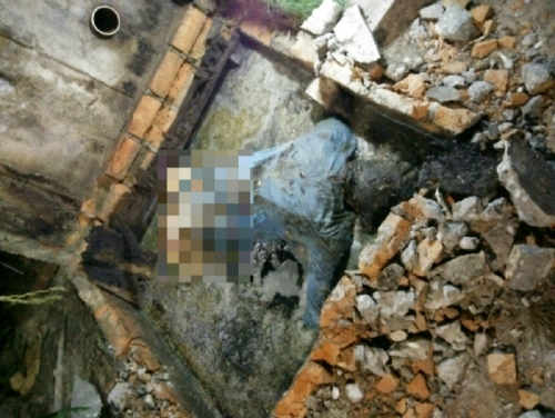 Geger! Diduga Korban Pembunuhan, Jasad Wanita Muda Ditemukan Tewas dalam Posisi Sujud dalam </i>Septictank</i> di Sei Apit