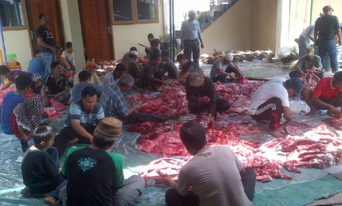 Jamaah Masjid Almukminin Jalan Kutilang Sakti Sembelih 16 Hewan Kurban