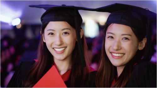 Cantik dan Cerdas, 2 Gadis Kembar Ini Selesaikan Studi di Harvard University dalam Satu Tahun