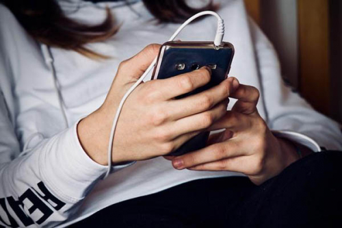 WartaPKU.com Hape Disadap, Istri Ketahuan Selingkuh Dicukur Suami Pakai Sabit, Akhirnya Berdarah-darah