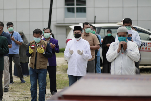 Isak Tangis Gubernur Riau Pecah Saat Pelepasan Jenazah Dokter Oki Alfin