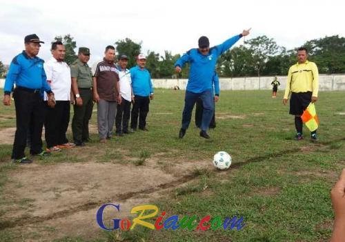 Diguyur Hujan, Pembukaan Pertandingan Sepak Bola Antar SMP se-Kecamatan Mandau Tetap Meriah, Plt Disdik Berikan Bantuan Tunai