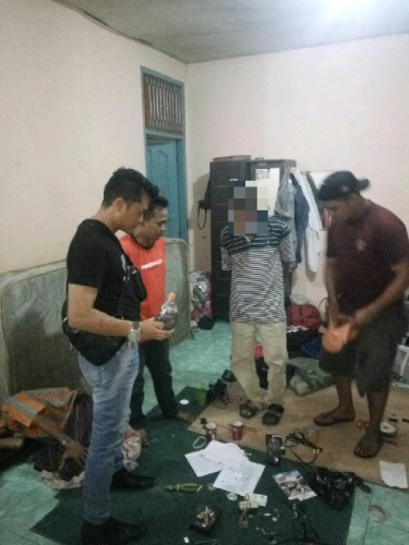 Gerebek Rumah di Jalan Duyung Pekanbaru Dinihari Tadi, Polisi Amankan 2 Gaek Pengangguran Bersama 8 Paket Sabu dan Ganja