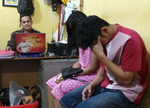 Kepergok Berduaan di Kamar Kos Cowok, Mahasiswi Cantik di Pekanbaru Nangis Dibawa ke Kantor Polisi