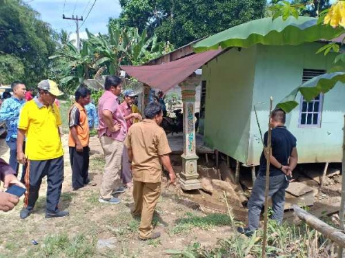Rumahnya Rusak Diterjang Banjir, Sudah Seminggu Warga Kuansing Ngungsi di Surau