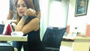 GoRiau Prostitusi Artis, Pasang Tarif Rp40 Juta, Nikita Mirzani Senyum-senyum Setelah Tertangkap di Kamar Hotel