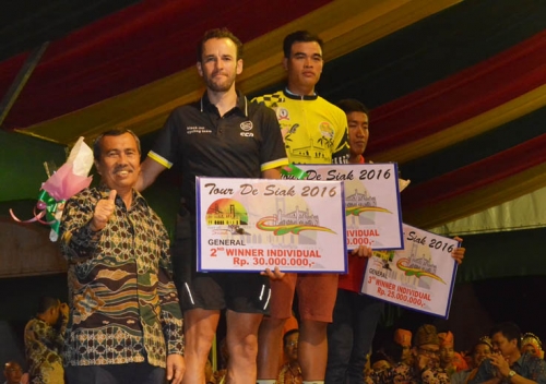 Ditutup Bupati, Vietnam National Team Dinobatkan Sebagai Tim Terbaik di Tour de Siak 2016