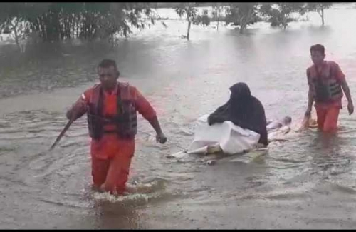 Kebanjiran, 450 Santri Darul Ulum Kampar Dievakuasi Pakai Perahu Karet dan Batang Pisang