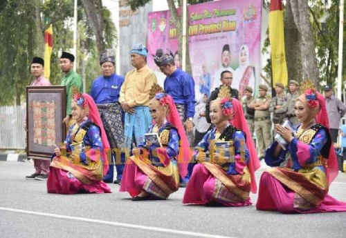 Pembukaan Pawai Taaruf MTQ Riau, Kafilah Inhil Tampilkan Tarian Syair Karya Tuan Guru Sapat