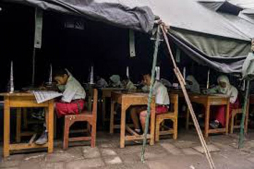 Siswa di Rokan Hilir Riau Ujian di Tenda Pengungsian