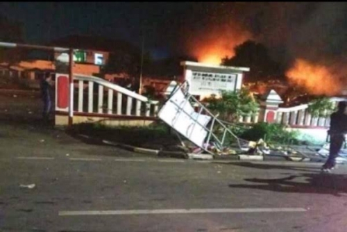 Cari Penganiaya 2 Prajurit TNI AL, 200 Orang Rusak dan Bakar Mapolsek Ciracas