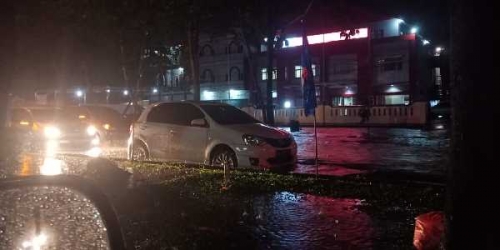 Jalan Arifin Ahmad Pekanbaru jadi Sungai, Ada Mobil Mogok Sampai Pengendara Motor yang Nekat Panjat Median Jalan