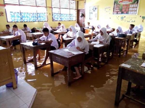 Banjir, Pelajar Dua Sekolah di Inhu Ujian di Atas Genangan Air