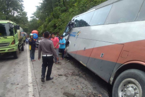 GoRiau Bus Bawa Rombongan Siswa SMA Tabrakan Beruntun di Padang, 12 Orang Terluka