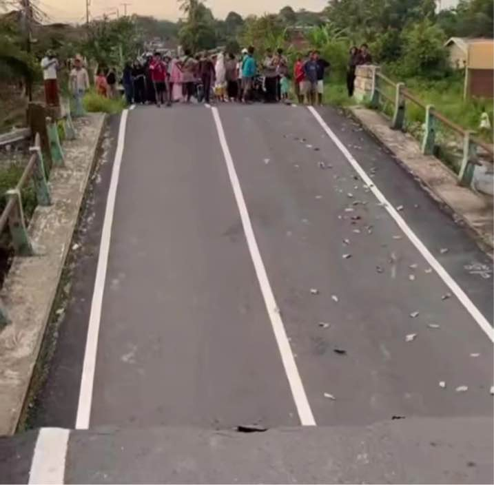 Jembatan Muara Dua Ambruk, Warga Prabumulih Terisolasi: Lama Retak, Kini Runtuh Dihantam Arus