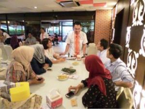 GoRiau Mundur dari Dubes, Dino Bernostalgia Menjadi Pelayan Restoran