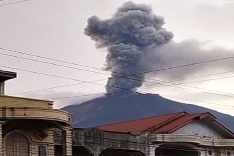 Gunung Kerinci Semburkan Abu Vulkanik 1.200 Meter