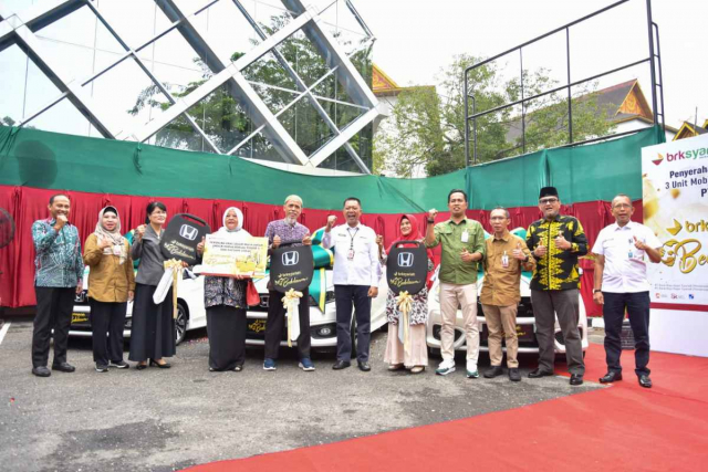 BRK Syariah Serahkan 3 Unit Mobil kepada Pemenang Undian Bedelau untuk Wilayah Pekanbaru