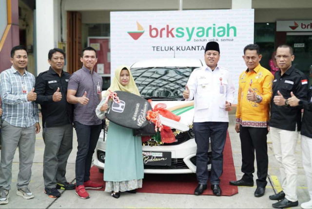 Halmawati Nasabah BRK Syariah Capem Baserah Bawa Pulang 1 Unit Mobil Brio dari Undian Tabungan Bedelau II