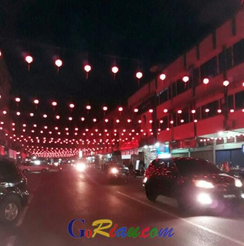 Waaaau...! Jelang Tahun Baru Imlek, Ribuan Lampion Merah Hiasi Kota Rengat