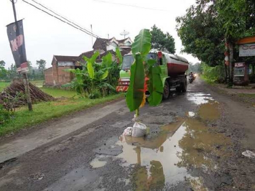Walikota Pekanbaru Minta Warga Bergotong - royong Perbaiki Jalan Berlubang