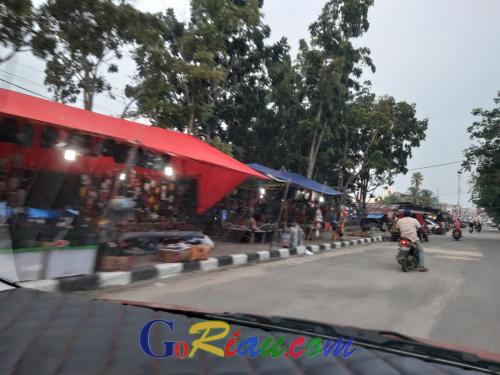 Pedagang Kuansing Berjualan di Trotoar, Padahal Pasar Rakyat Kosong