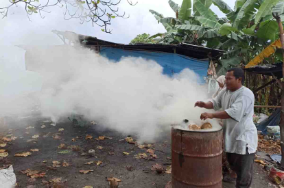 Dilema Pelaku Usaha Arang Batok Kelapa, Membuat Asap Biar Dapur Mereka Tetap Berasap