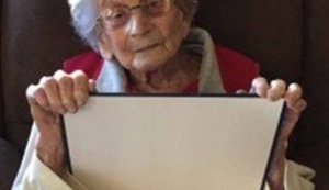 Setelah Tertunda 60 Tahun, Nenek Berusia 102 Tahun Ini Akhirnya Jadi Sarjana