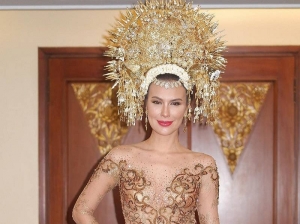 GoRiau Ini Penampakan Sophia Latjuba Kenakan Suntiang Minang Dipadu Kebaya dengan Dada Terbuka yang Dinilai Melecehkan Adat