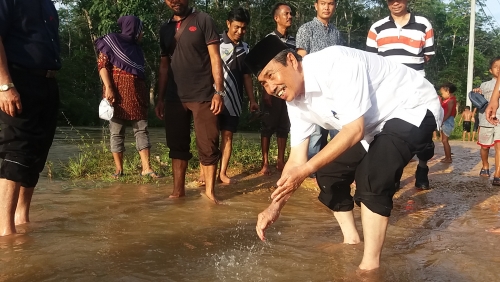 Warga Desa Tanjungdanau Rela Jalan Kaki Seberangi Banjir untuk Bertemu Syamsuar